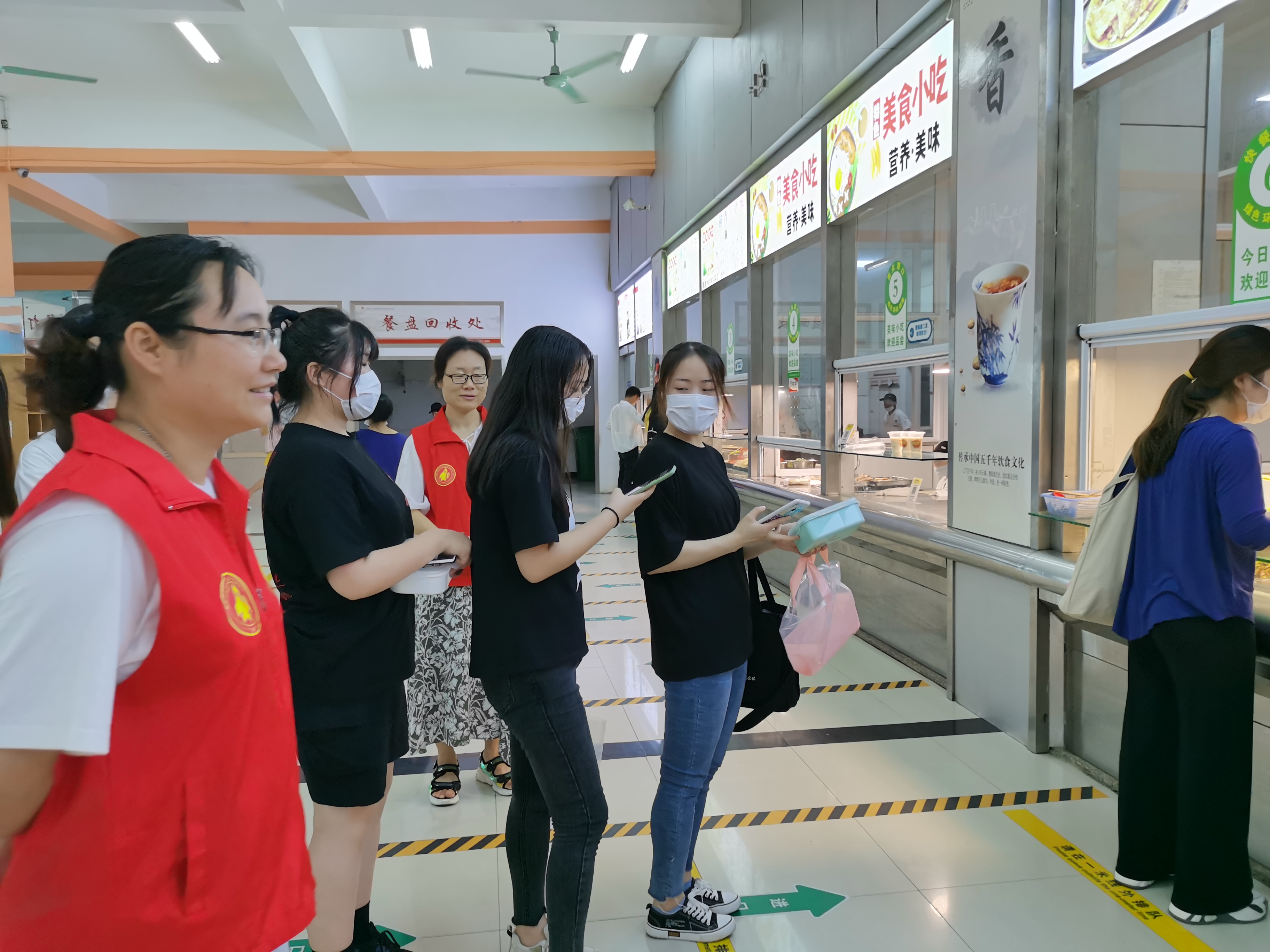直属二支部开展校园食堂疫情防控志愿活动